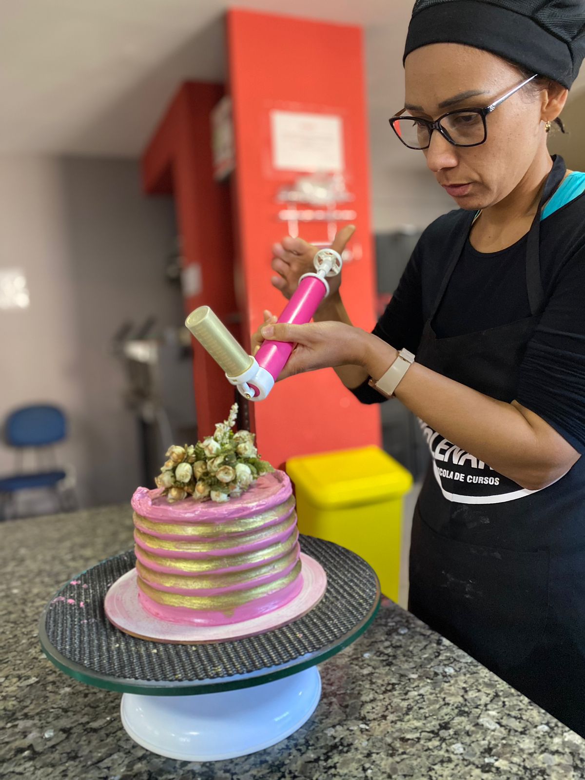 Aula prática de confeitaria e cozinha